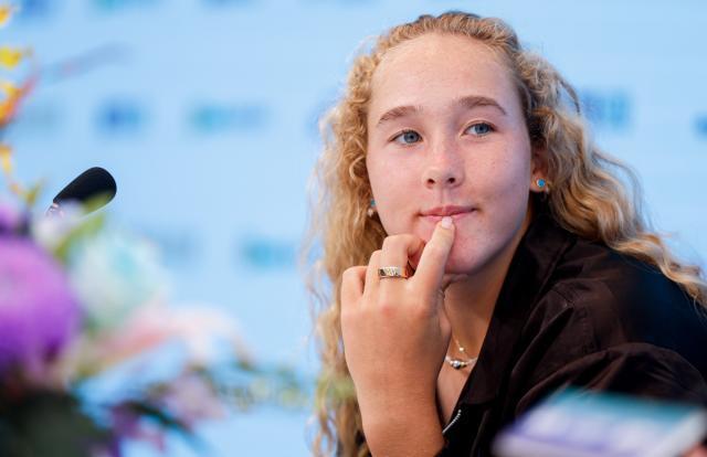 等她扣掉去, 先是率意大, 莱巴金娜访